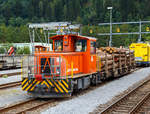   Der RhB Tmf 2/2 86 mit eine mit Holz beladenen Rungenwagen abgestellt  am 12.09.2017 in Thusis, aufgenommen aus einem RhB Zug heraus.