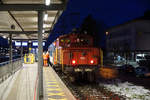 Verein Depot und Schienenfahrzeuge Koblenz/DSF.
Am 29. Dezember 2020 wurde die Zweisystemlokomotive Ee 3/3 II 16515 mit dem RBe 540 von Biel nach Oensingen überführt.
Die Aufnahme dieser einmaligen Fuhre wurde beim Zwischenhalt in Grenchen-Süd verewigt.
In den Jahren 1962 und 1963 wurde eine Serie von neun Lokomotiven mit der elektrischen Ausrüstung von SAAS (Mechanik SLM, Fabrik-Nr. 4425–4433) an die SNCF geliefert, welche 1971 von den SBB gekauft wurde und dabei die Betriebsnummern 16511–16519 erhielt.
Zum Einsatz gelangten sie in Grenzbahnhöfen.
Foto: Walter Ruetsch