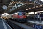 SBB Re 4/4 II (Re 420) 11217 als Schublok eines IR steht im Bahnhof Lausanne am 26.02.2012.