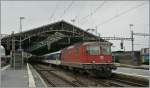 Re 4/4 II 1112 mit einem EW I/II Regionalzug nach Vallorbe bei der Abfahrt in Lausanne.