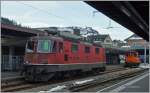 SBB Re 4/4 II 11360 und SOB Te 97 85 1216 302-0 in Einsiedeln.