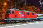 Nachtschwärmereien - Die SBB Re 4/4  - 11136 ist am 29.09.2012 (3:40 Uhr) im Bahnhof Luzern mit einem Zug des Voralpen-Express (VAE) abgestellt.