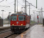   Bei strömenden Regen setzt sich nun die SBB Re 4/4 II - 11127 bwz.