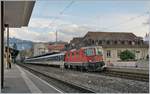 Die SBB Re 4/4 II 11193 (und am Zugschluss eine weitere Re 4/4 II) mit dem Dispo-Zug in einem IR90 Umlauf beim Halt in Vevey.