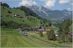 Die BLS Re 4/4 II 502 ist mit ihrem RE aus EW III von Interlaken Ost nach Zweisimmen bei Garstatt unterwegs.