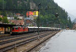 Der Orient-Express, für mich der Zug der Züge....
Die SBB Re 8/8 (Re 4/4-11194 und Re 4/4-11156) erreicht mit dem Venice Simplon-Orient-Express (VSOE) nach Venedig am 02.08.2019, leider bei Regen, den Bahnhof Göschenen. Der Orient-Express bestand aus einem 18 Wagen langen Zug (meinst historische CIWL-Wagen).

Der Venice Simplon-Orient-Express (abgekürzt VSOE), verkehrt seit 1982. Der Luxuszug wird von der Firma Belmond Ltd. Betrieben. Der Zug ist aus historischen Wagen der Compagnie Internationale des Wagons-Lits (CIWL). Es werden Fahrten in Form von Schienenkreuzfahrten über verschiedene europäische Strecken, darunter auch die historischen Strecken des früheren Simplon-Orient-Express und des Orient-Express.

1977 begann die von James B. Sherwood geleitete Sea Containers Ltd. historische Wagen der CIWL und der British Pullman Company zu erwerben und aufwändig zu restaurieren. 

Der VSOE wurde erstmals am 28. Mai 1982 eingesetzt. Die erste angebotene Reise war die Route des Simplon-Orient-Express von London über Paris nach Venedig, die auch heute noch wöchentlich befahren wird. Für die Beherbergung in Venedig kaufte die Sea Containers das Hotel Cipriani, was gleichzeitig der Einstieg der Gesellschaft ins Touristikgeschäft war.

Betreiber war die Orient-Express Hotels Ltd., eine Tochtergesellschaft von Sea Containers, in der alle Touristikaktivitäten eingebracht waren. Sie wurde wegen finanzieller Schieflage der Muttergesellschaft im Jahr 2005 selbständig und im Juni 2014 in Belmond Ltd. umbenannt. Der Geschäftssitz des börsennotierten Unternehmens ist in Hamilton auf Bermuda. Neben dem VSOE betreibt die Belmond Ltd. verschiedene Luxuszüge mit ehemaligen CIWL-Pullmanwagen in Großbritannien, den Eastern and Oriental Express, sowie Hotels in 17 Ländern. Seit Dezember 2018 gehört Belmond Ltd. zum französischen Luxusgüterkonzern LVMH Moet Hennessy Louis Vuitton.

Die Flotte des VSOE besteht hauptsächlich aus 16 historischen ehemaligen CIWL-Wagen der Baujahre 1926 bis 1931, darunter drei Speise-, ein Bar- und 12 Schlafwagen, letztere überwiegend vom Typ Lx der CIWL. Zusätzlich zu diesen teilweise 1982 modernisierten ex-CIWL-Fahrzeugen führt der Zug Servicewagen sowie andere, farblich angepasste Wagen. 2003–2006 wurden die kontinentalen Wagen des VSOE modernisiert und erhielten unter anderem moderne Drehgestelle von Bombardier sowie neue Klimaanlagen. Seitdem sind die Waggons für 160 km/h zugelassen. 
