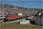 Die SBB Re 4/4 II 11285 (Re 420 285-9) ist mit einem Güterzug in Cully unterwegs und passt einigermassen zwischen die Fahrleitungsmasten. 

20. Februar 2023