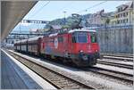 Die SBB Re 4/4 II 11294 (Re 420 294-1)  100 Jahre Zirkus KNIE  steht mit einem Nahgüterzug in Spiez. 

23. Juli 2024