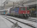 Die SBB Cargo Re 420 346-9 (Re 4/4 II 11346) wartet in Lausanne auf die Weiterfahrt. Am Haken hängt der DB 430 213 der S-Bahn Stuttgart. Hängt am Haken? 
Erst als es zu spät war bzw. der Zug abgefahren war, fiel mir ein, dass die DB 430 und eine SBB Re 4/4 II nicht die gleichen Kupplungen haben und wohl aus diesem Grund die Triebzüge bisher immer mit der RailAdventure GmbH, München nach Villeneuve gebracht wurden. 
Zum Bildschnitt: Ich habe den Triebwagen bewusst an dieser Stelle unschön abgeschnitten, da der Rest stark versuddelt war.  

21. November 2021 