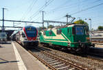 Sie hat ihre Arbeit erledigt, die BAM (MBC) Re 4/4 II / Re 420 (91 85 4 420 506-8 CH-MBC), hatte am 07 September 2023 mit einem Kieszug / Aushubzug Gland - Morges (- Apples) den Bahnhof Morges erreicht. F�r den Weitertransport nach Apples m�ssen die normalspurigen Drehgestell-Sch�ttgutwagen nun auf meterspurige Rollb�cke verladen werden.

Links steht noch der SBB RABe 511 017, ein sechsteiliger Doppelstock-Triebzug vom Typ Stadler KISS bzw. DOSTO, als RE nach Vevey.

Die Re 4/4 II ist die ex BLS Re 420 506-8, ex SBB Re 4/4 II – 11142. Die Re 4/4 II der ersten Bauserie wurde von dem Konsortium SLM (Fabriknummer 4674) /BBC (Fabriknummer 7616) /MFO/SAAS gebaut. Im Dezember 2004 wurden sechs Re 420 an die BLS verkauft und verkehrten dort als Re 420 501 bis Re 420 506 (wie diese). Es waren dies die ehemaligen gr�nen Re 4/4 - 11110, 11117, 11119, 11123, 11137 und 11142.  Im Januar 2013 ging die Re 420 506 an die MBC.

Im Herbst 2013 nahm die MBC den Transport von etwa 170 000 Tonnen Kies pro Jahr aus Apples nach Morges und weiter auf der SBB-Strecke nach Gland auf. Um die Kiesgrube auszuf�llen, bef�rdert die MBC in der Gegenrichtung 100 000 Tonnen Aushubmaterial. Daf�r wurden 20 geeignete normalspuriger G�terwagen gekauft. F�r die Traktion auf dem Normalspurabschnitt Morges–Gland erwarb die MBC von der BLS diese dort nicht mehr ben�tigte Re 420 506. Die gleichzeitig von den Travys �bernommene Re 420 503 dient als Reserve.

TECHNISCHE DATEN:
Spurweite: 1.435 mm (Normalspur)
Achsfolge: Bo'Bo'
Gebaute St�ckzahl:  277
Hersteller: SLM / BBC / MFO / SAAS 
Dienstgewicht: 80 t
L�nge �ber Puffer: 14.900 mm (1. Bauserie)
Drehzapfenabstand:  7.900 mm
Achsabstand im Drehgestell: 2.800 mm
Treibraddurchmesser:  1.235 mm
Breite:  2.970 mm
H�he:  4.500 mm
Leistung: 4.700 kW (6.320 PS)
Stundenzugkraft: 167 kN
Anfahrzugkraft: 255 kN
H�chstgeschwindigkeit: 140 km/h
Stromsystem:  15 kV, 16,7 Hz AC
