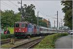 Die SBB Re 421 371-6 und eine weitere mit ihrem EC von Zürich nach München beim Verlasen des Bahnhofs von in Bregenz.