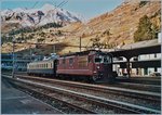 Ein Analogbild zum Thema BLS Autoverlad am Gotthard im Sptherbst 2001: die BLS Re 4/4 178 ist mit einem Bt in Airolo eingetroffen.