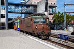 Die BLS Re 4/4 - 195 / Re 425 195-5  Unterseen  (91 85 4425 195-5 CH-BLS) hat am 11 September 2023 den BLS NPZ - RBDe 565 729 in den Bahnhof Spiez rangiert.