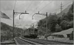 SBB Re 620 065-3 und eine Re 4/4 II/III mit einem Güterzug zwischen Wassen und Pfaffensprung.