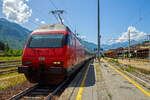 Die SBB Re 460 016-0  Rohrdorferberg Reusstal   (91 85 4 460 016-0 CH-SBB) hat am 26 Mai 2023 mit dem IR 3017 (Brig – Domodossola) den Zielbahnhof Domodossola (I) erreicht und ist nun mit dem Zug auf Gleis 6 abgestellt. Nach gut 2 ½ Stunden (um 13:48 Uhr) geht es dann als IR3022 von Domodossola zurück nach Brig.

Die Lok2000 wurde 1992 von der SLM (Schweizerischen Lokomotiv- und Maschinenfabrik in Winterthur) unter der Fabriknummer 5477 gebaut, der elektrische Teil ist von der ABB (Asea Brown Boveri). Sie war 2015 der 2. Prototyp der im SBB Werk Yverdon-les-Bains (VD) das vollständige Modernisierungs-/Refit-Programm LOK2000 durchlief. So sollen die Loks fit für die nächsten 20 Jahre sein, zudem werden durch alle 119 SBB Re 460 Lokomotiven so etwa 30 Gigawattstunden Energie eingespart.

Modernisierungs-/Refit-Programm der LOK2000 (Re 460):
Zwischen 2015 und November 2022 unterzog die SBB alle ihrer 119 Re 460 Lokomotiven (LOK2000) einem Refit-Programm (Modernisierung) im SBB Werk Yverdon-les-Bains (VD). Dabei wurden unter anderem die auf dem GTO-(Thyristor)-Halbleiter-Technologiestand der 1990er-Jahre basierende Leistungselektronik (GTO- Traktionsumrichter) durch IGBT-Traktionsumrichter (insulated-gate bipolar transistor) der neuesten Generation von ABB ersetzt, welche die Fahrmotoren mit Strom speisen und Bremsenergie zurückgewinnen. Die SBB hat damit, in Zusammenarbeit mit der ABB, die gesamte Flotte Re 460 modernisiert und hat diese auf den neuesten Stand der Antriebstechnik gebracht. Die gesamte Flotte spart dank neuen Traktionsumrichtern und weiteren technischen Optimierungen jedes Jahr rund 30 Gigawattstunden Energie ein, das sind fünf Gigawattstunden mehr als ursprünglich erwartet. Die Energieeinsparungen entsprechen dem durchschnittlichen Stromverbrauch von 10.000 Schweizer Haushalten. Die Umrüstung auf modernste IGBT-Technologie und mit Wasser statt Öl betriebene Kühlsysteme der Umrichter ermöglicht eine Senkung des Energieverbrauchs und sorgt für einen ökologischeren und sicheren Bahnbetrieb.

Geschichte und Beschreibung:
Die SBB bestellte im Zusammenhang mit den Projekten Bahn 2000 eine erste Serie von 12 Universal-Hochgeschwindigkeitslokomotiven, noch als Re 4/4VI – 10701 bis 10712 bestellt. Diese Bestellung wurde noch vor Beginn der Konstruktionsarbeiten auf 24 erhöht. Für den alpenquerenden Güterverkehr wurde von der Eidgenossenschaft eine weitere Serie von 75 Lokomotiven (auch als 'Hupac'-Lokomotiven bekannt) in Auftrag gegeben. Die vorgegebenen Liefertermine für dieses Los waren derart kurz, dass die SLM an die Kapazitätsgrenze ihrer Werkstätte gelangte. Es wurden deshalb dreißig Lokkasten an Krauss-Maffei in München untervergeben 

Im Hinblick auf die geplante Hochgeschwindigkeitsstrecke wurden nochmals zwanzig Lokomotiven nachbestellt, was die Serie auf 119 ansteigen ließ. Die im Volksmund Lok 2000 genannte Lokomotive hat eine Höchstgeschwindigkeit von 230 km/h und eine Leistung von 6,1 MW und ist für den Schnellzugs- wie Güterverkehr ausgelegt. Um die Gesamtmasse von 84 Tonnen nicht zu überschreiten musste ein gesickter Leichtbaukasten konstruiert werden, dessen Form vom Designstudio Pininfarina entworfen wurde.

Um auf den Strecken durch die Alpen den Radverschleiß gering zu halten, haben die Lokomotive radial einstellbare Achsen erhalten. Auch auf dem Gebiet der elektrischen Ausrüstung wurde Neuland beschritten. Zwei Ebenen Steuerelektronik für das Fahrzeug und den Antrieb sind eingebaut. Über das Fahrzeugleitgerät wurden zu viele Elemente gesteuert, wie Scheibenwischer oder Signalhorn. Dies führte anfänglich zu vielen Störungen und oft blieben Lokomotiven auf der Strecke liegen. Erst die Verbesserung der Programmierung erlaubte es die Zuverlässigkeit so zu erhöhen, dass es kaum mehr zu Ausfällen führte. Als Feststellbremse wurden in den Drehgestellen Permanentmagnetschienenbremsen eingebaut. Auch hier gab es am Anfang übermäßig viele Störungen und die Lokomotiven klebten regelmäßig an den Schienen fest.

Um den Schiebedienst auf den Gebirgsstrecken weniger personalaufwendig durchzuführen, wurden mehrere Lokomotiven mit einer amerikanischen Funkfernsteuerung ausgerüstet und als Ref 460 bezeichnet. Damit konnte von der Zugspitze aus eine am Zugschluss eingesetzte Lokomotive ferngesteuert werden. Die Divisionalisierung der SBB erlaubte es nicht mehr groß davon zu profitieren, denn alle Lokomotiven wurden dem Personenverkehr zugeteilt und der Einsatz vor Güterzügen war somit beendet.

Die Re 460 blieb nicht ein Einzelstück und entwickelte sich zu einer Lokomotivfamilie. Eine erste Bestellung wurde von der BLS für acht Lokomotiven gemacht. Die BLS Re 465 hat im Gegensatz zur Re 460 vier statt zwei Stromrichter. Jeder Motor hat dadurch seine eigene Regelung um die Eigenschaften im Bergeinsatz zu verbessern. Weiter können die BLS-Lokomotiven mit allen gängigen Schweizer Lokomotiven in Vielfachsteuerung verkehren. Das erlaubte es bei der BLS den Lokomotiveinsatz flexibler zu gestalten. Die SBB bestellte ebenfalls zehn Re 465, die bei Ablieferung schon das blaue BLS-Design hatten, aber erst später von der BLS übernommen wurden. Nach Finnland konnten auch in zwei Serien Lok 2000 verkauft werden. Dort sind sie als Sr2 bezeichnet. Nach Versuchsfahrten in Norwegen im schwierigen Winterdienst bestellten die NSB die fast baugleichen Lokomotive EL18 2241 bis 2262. Eine letzte Lieferung umfasst zwei Lokomotiven für Hongkong. Sie werden an jedem Ende eines Doppelstockzuges eingesetzt. Dies sind die letzten von SLM in Winterthur gebauten Fahrzeuge. Die Re 460 ist bis auf weiteres die letzte Vollbahn-Streckenlokomotive, die komplett von schweizerischen Unternehmen konstruiert und gebaut wurde. Der Lokomotivbau in der Schweiz wurde inzwischen aus wirtschaftlichen Gründen eingestellt. Einzig Stadler Rail stellt in der Schweiz noch Lokomotiven für den Rangier- und für den Zahnradbetrieb her.

TECHNISCHE DATEN der Re 460:
Nummerierung:  Re 460 000–118
Anzahl: 119
Baujahre: 1991–1996
Hersteller: SLM - Winterthur / ABB (Asea Brown Boveri)
Design: Pininfarina
Hersteller Lokkasten: teilweise (30 Stück) Krauss-Maffei (München)
Spurweite: 1.435 mm (Normalspur)
Achsformel: Bo'Bo'
Länge über Puffer: 18.500 mm
Höhe: 4.300 mm
Breite: 3.000 mm
Drehzapfenabstand: 11.000 mm
Achsabstand im Drehgestell:  2.800 mm
Laufraddurchmesser: 1.110 mm (neu)
Dienstgewicht: 84,0 t
Höchstgeschwindigkeit:  200 km/h (zugelassen)  / 230 km/h (Techn. möglich) 
Stundenleistung: 6.100 kW / 8.300 PS
Dauerleistung: 4.800 kW / 6.000 PS
Anfahrzugkraft: 300 kN
Dauerzugkraft: 275kN
Stromsystem: 15 kV, 16,7 Hz (über Oberleitung)