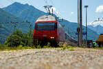 Die SBB Re 460 016-0  Rohrdorferberg Reusstal   (91 85 4 460 016-0 CH-SBB) hat am 26 Mai 2023 mit dem IR 3017 (Brig – Domodossola) den Zielbahnhof Domodossola (I) erreicht und ist nun mit dem Zug auf Gleis 6 abgestellt. Nach gut 2 ½ Stunden (um 13:48 Uhr) geht es dann als IR3022 von Domodossola zurck nach Brig.

Die Lok2000 wurde 1992 von der SLM (Schweizerischen Lokomotiv- und Maschinenfabrik in Winterthur) unter der Fabriknummer 5477 gebaut, der elektrische Teil ist von der ABB (Asea Brown Boveri). Sie war 2015 der 2. Prototyp der im SBB Werk Yverdon-les-Bains (VD) das vollstndige Modernisierungs-/Refit-Programm LOK2000 durchlief. So sollen die Loks fit fr die nchsten 20 Jahre sein, zudem werden durch alle 119 SBB Re 460 Lokomotiven so etwa 30 Gigawattstunden Energie eingespart.