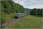 Die BLS Re 465 003 ist mit einem RE von La Chaux-de-Fonds nach Bern kurz nach Les Hauts-Geneveys unterwegs.