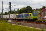 Die BLS Cargo 010, Re 485 010-3 (91 85 4485 010-3 CH-BLSC) fährt am 08.06.2021 mit einem KLV/CargoBeamer Alpinzug Domodossola- Kaldenkirchen, durch Betzdorf (Sieg) in Richtung Köln.

Die TRAXX F140 AC1 wurde 2003 von Bombardier in Kassel unter der Fabriknummer 33561 gebaut und an die BLS Cargo geliefert. Die Loks sind nur für die Schweiz und Deutschland zugelassen. 