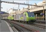 Nach dem Abwarten der Blockdistanz verlassen die BLS Re 485 001 und BLS Re 465 014 mit ihrem leeren  Zuckerrübenzug  den Bahnhof von Lausanne in Richtung Wallis.