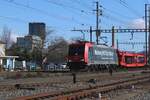 SBB Cargo 484 004 passiert der bekannter Fotopunkt bein Bahnhof von Pratteln am 13 Februar 2024.