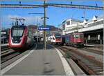 Eine zufällige  Fahrzeugparade in Lausanne: ein SBB RABe 502  Twindexx  als IC1 nach Geneve-Aéroport, der SBB RABe 511 104 als RE33 nach Vevey und die Re 6/6 022 (Re 620 022-4)  Suhr .

11. Nov. 2024 

