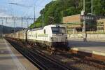 RailCare 476 454 zieht ein Ganzzug durch Olten am 21 Mai 2022.