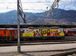 Die RhB Ge 4/4 II 611 „Landquart“ mit Login Werbung fr die Berufsbildung bei der Rhtische Bahn (RhB), steht am 20 Februar 2017 mit dem Regionalzug im Bahnhof Landquart zur Abfahrt bereit.

Die RhB BoBo II – 611 wurde 1973 von der Schweizerische Lokomotiv- und Maschinenfabrik (SLM) in Winterthur gebaut, der elektrische Teil ist von der  Brown, Boveri & Cie. (BBC) in Baden. Die im Juni 1973 abgelieferte Lok kollidierte bereits am 14. August 1973 zwischen Fideris und Jenaz mit einem Muldenkipper, wobei der Fhrerstand eingedrckt wurde. Die Lok wurde durch SLM in Stand gesetzt. Im Herbst 2021 wurde sie auf Dualbremse umgebaut.
