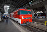 Die HGe 4/4 II die zb HGe 4/4 101 968-6 „Ringgenberg“ (ex SBB Brünigbahn) steht am 09.09.2021 im Bahnhof Luzern mit einem IR nach Engelberg. Führer war die Stammstrecke dieser schmalspurigen gemischte Zahnrad- und Adhäsionslokomotive die Brünigbahn, wo sie aber von einer Vogelschar aus ADLER, FINK und SPATZ Triebzügen verdrängt wurde. 

Die HGe 4/4 101 968-6 wurde SLM (Schweizerische Lokomotiv- und Maschinenfabrik) in Winterthur 1990 unter der Fabriknummer 5402 gebaut, der elektrische Teil ist von ABB, und an die SBB Brünigbahn geliefert (seit 2005 zb). Sie erhielt Prototypdrehgestelle (System Riggenbach), von einer der ehem. Prototyploks SBB 1951 bzw. 1952, den späteren FO 104 und 105.

Die HGe 4/4 II - 101 ist eine schmalspurige (1.000 mm) gemischte Zahnrad- und Adhäsions-Lokomotive. Eine erste Serie von fünf Lokomotiven wurde gemeinsam von der Furka-Oberalp-Bahn (FO) sowie von der SBB für die Brünigbahn, die heute zur Zentralbahn (zb) gehört, beschafft. Da sich dieser Lokomotivtyp bewährte, wurden weitere elf Lokomotiven bestellt, und schließlich gab auch noch die Brig-Visp-Zermatt-Bahn (BVZ) fünf Loks in Auftrag.

Die HGe 4/4 II bespannt vor allem schwere Personenzüge, zum Teil im Pendelzugbetrieb. Bei der Zentralbahn bespannte sie bis 2012 alle Schnellzüge von Meiringen nach Luzern, bei der Matterhorn Gotthard Bahn die Züge des Glacier-Express. Weiter führen die Loks Pendelzüge Brig–Visp–Zermatt und seit der Eröffnung des Tunnels nach Engelberg Pendelzüge Luzern–Engelberg. Außerdem werden aushilfsweise Autopendelzüge durch den Furkatunnel geführt. Schließlich gehören neben weiteren Personenzügen auch diverse Güterzüge Visp–Zermatt sowie bis 2013 Disentis–Sedrun (NEAT-Baustelle) zum Aufgabengebiet.

Konstruktion:
Der Lokomotivkasten ist ein Stahlblechkasten mit gesickten Seitenwänden. Die asymmetrische Frontscheibe aus beheizbarem Verbundglas verbessert die Sicht für den Lokomotivführer. Die drei Dachelemente sind aus Aluminium. Die Pufferkräfte werden über Verstrebungen auf den ganzen Kasten übertragen, weshalb auf seitliche Maschinenraumöffnungen verzichtet werden musste. Der gesamte Kasten hat ein Gesamtgewicht von nur 5,9 Tonnen. Er kann ohne bleibende Deformation eine zentrale Druckkraft von 1000 kN aufnehmen.

Die Drehgestelle sind als geschweißte Hohlträgerkonstruktion mit zwei Längsträgern und einem kräftigen mittleren Querträger sowie zwei Kopftraversen ausgeführt. Sie haben einen Achsstand von 2980 mm, und die Flexicoilfedern stützen den Kasten auf die seitlich an die Längsträger angeschweißten Federwannen. Die Zug- und Druckkräfte werden durch seitlich angeordnete Stangen mit Sphärolastiklagern übertragen. Wegen des kurzen Achsstands sind die Fahrmotoren oberhalb des Drehgestellrahmens angebracht.

Für den Antrieb wurde erstmals der Differentialantrieb eingebaut, der es ermöglicht, im Zahnstangenbetrieb auch einen Anteil der Zugkraft über den Adhäsionsantrieb aufzubringen. Dies setzt wiederum eine Schlupfbegrenzung im Differentialgetriebe voraus, um ein Schleudern oder Gleiten der Räder zu verhindern. Da die zweilamellige Abtzahnstange (System Abt) der FO nicht die gesamte Zugkraft aufnehmen kann, ist die Mithilfe des Adhäsionsantriebs notwendig; dieser übernimmt einen Drittel der Zugkraft. Hätte sich der Antrieb nicht bewährt, wäre es zumindest am Brünig mit der Riggenbachzahnstange möglich gewesen, auf einen abkuppelbaren Adhäsionsantrieb zu wechseln. Dies war aber nicht notwendig, da das Differentialgetriebe zur vollen Zufriedenheit funktionierte.

Bremssysteme:
Dank der elektrischen Rekuperationsbremse ist eine gleichmäßige Beharrungsbremse bei der Talfahrt möglich.
Daneben ist eine normale automatische Druckluftbremse eingebaut, welche auch als Bremssystem I bezeichnet und im Regelbetrieb zum Halten des Zuges verwendet wird. Sie ist als Klotzbremse ausgeführt.
Weiterhin ist noch das Bremssystem II installiert, welches für Zahnradbahnen vorgeschrieben ist und es ermöglichen soll, den Zug nur mit Hilfe der Lokomotive im Zahnstangenabschnitt zum Halten zu bringen, wenn das erste Bremssystem ausfallen sollte. Dieses ist als federspeichergestütztes Bandbremssystem ausgelegt, welches direkt auf das Zahnrad wirkt. Bei Einsatz dieser Bremse treten enorme Kräfte auf, welche nur unter Kontrolle sind, wenn die Anhängelast bei der Talfahrt nicht zu groß ist.
Schließlich ist eine direkt wirkende Rangierbremse vorhanden, die sich der Bremsklötze des Bremssystems I bedient.
Die Lokomotive hat keine Handbremse, sondern wird mit Federspeicherbremsen gesichert.

Technische Daten, der HGe 4/4 II der zb (Brünigbahn), die der FO und BVZ weichen ab:
Spurweite: 1.000 mm
Achsformel: Bo'Bo'
Dienstgewicht: 63 t
Achslast: 16 t
Länge über Puffer: 14'800 mm
Höchstgeschwindigkeit Adhäsion: 100 km/h
Höchstgeschwindigkeit Zahnrad: 40 km/h
Stromsystem: 15 kV 16.7 Hz
Anzahl der Motoren: 4
Antrieb: Gelenkwelle
Antrieb Zahnrad: Differentialantrieb
Zahnradsystem: Riggenbach
Stundenleistung: 1.932 kW
Dauerleistung: 1.875 kW
Anfahrzugkraft: 230 kN (Adhäsion) / 280 kN (Zahnrad)
Anzahl Bremssysteme: 4
Bremsen: Rekuperation, Klotz, Federspeicher, Bandbremse
Anhängelast: 170 t (120 ‰)