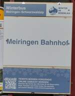 (283'305) - Winterbus Meiringen-Schwarzwaldalp-Haltestellenschild - Meiringen, Bahnhof - am 19. Dezember 2025