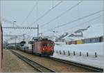 Da sie meist im dunklen verkehrt, wird die MGB Ge 4/4 nicht so oft fotografiert:   Die Ge 4/4  Uri  erreicht mit dem Autotunnel-Zug Realp.