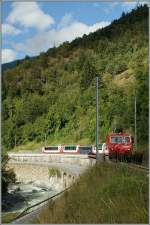 Der Glacier Express in verlässt die Enge des Rohnetals und erreicht in Kürze Betten Talstation, ohne jedoch anzuhalten.