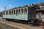   Ein kurzer Holzkasten-Vierachser der Anfangszeit, der ehemalige MOB C4 45 ein 3.Klasse – Plattformwagen mit Raucher- und Nichtraucherabteilen (Fumeur / Non fumeur), der Museumsbahn