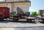 Der zweiachsige Kranwagen X52 der Museumsbahn Blonay-Chamby, ex LLB M 52 (Leuk-Leukerbad-Bahn, franzsisch Chemin de fer Loche-Loche-les-Bains), abgestellt am 27. Mai 2023 beim Bahnhof Chamby.

Der zweiachsige Wagen wurde als Flachwagen wurde 1915 von SWS Schlieren (Schweizerische Wagons- und Aufzgefabrik AG) fr die Leuk-Leukerbad-Bahn (LLB) gebaut. Nach Einstellung der Bahn 1967 ging er an die BC und wurde 2008 von der Museumsbahn B-C zum Kranwagen X52 umgebaut.
