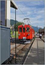 Der Bernina Bahn RhB ABe 4/4 I 35 der Blonay Chamby Bahn ist als letzter Zug von Chaulin in Blonay angekommen und wird nun fr die Leerrckfahrt ins Museum einen hier stehenden Personenwagen mitnehmen. 

4. Aug. 2028