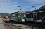 Autour de la voie ferrée / Rund um die eiserne Bahn (Herbstevent 2024) - Dieses Jahr zu Gast bei der Blonay-Chamby Bahn: der wunderschön hergerichtet GFM (Historique) BDe 4/4 141 in  Tannengrün ; welches auf der Front des Triebwagens durchs Sonnenlicht schön zur Geltung gebracht wird. Der Triebwagen wurde 1972 gebaut. Das Bild zeigt den GFM Triebwagen beim Rangieren in Blonay mit einem  GmP .

7. Sept. 2024