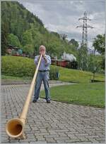 Das etwas andere Bild zur Saisoneröffnung der Blonay-Chamby Bahn: Während im Hintergrund die BFD HG 3/4 N° 3 mit ihrem Zug bei Chaulin in Richtung Blonay dampft, erklingen im