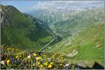 Landschafts-aber auch ein Bahnsuchbild: Blick von der Furkapassstrasse hinunter nach Gletsch und auf die Furkastrecke.