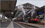 Die SNCF 141 R 568 beim nicht gerade glücken Halteort vor  dem Schild in Lausanne    26.