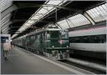 Die SBB Ae 6/6 11407 AARAU des Verein Mikado 1244 erreicht mit ihren Kurswagen von Schaffhusen den Hauptbahnhof von Zürich.