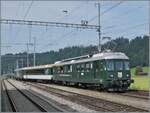 Überraschung: Vom Bodensee kommend (Rorschach) erreicht der VH-MThB ABDe 4/4 N° 12 mit dem  Bodan -Salon-Wagen und dem VH-MThB BDt Sumiswald-Grünen.

15. Juni 2025