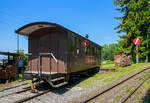 Der dreiachsige 2.Klasse Personenwagen BOB B³ 6 „Kaiserwagen“ ehemals der Berner Oberland-Bahn (BOB), seit Dezember 2013 bei der Museumsbahn Blonay–Chamby (BC), hier steht er am 27.05.2023 bei der Dampflok-Wartungsstelle beim Museumsareal in Chaulin.

Die finanziellen Verhältnisse der Berner Oberland-Bahn waren schon alleine des Saisonbetriebes wegen nie so richtig gut. Der Personenwagenbestand war lange Zeit für die Tage mit hohem Verkehrsaufkommen eher unterdotiert. Die Eisenbahngesellschaft bemühte sich wiederholt mit kleineren Einzelbestellungen den Personenwagenbestand aufzustocken.1900 wurden aus diesem Grunde bei der damaligen Schweizerischen Waggonfabrik (SIG) vier dreiachsige Personenwagen bestellt. Es waren dies der B³ 5, B³ 6, C³ 25 und C² 26, die alle in grüner Farbe 1901 abgeliefert wurden, wobei die beiden C² gleich gebaut waren. Die beiden B³ unterschieden sich jedoch voneinander.

Der Wagen wurde 1901 von Schweizerische Industrie Gesellschaft (SIG) in Neuhausen am Rheinfall (damals noch als Schweizerische Waggonfabrik geführt) gebaut. Für den Wagen B³ 6 wurden 13.500 Franken bezahlt. Der Wagen ist ein Einzelstück, als er 1901 in Dienst gestellt wurde, war dieser Wagen der komfortabelste der BOB. Seine Innenausstattung aus bequemen Polsterbänken, war der 1. Klasse anderer Bahnen würdig.

Der B3 6 wurde frisch revidiert für den geplanten Besuch des deutschen Kaisers Wilhelm II im Herbst 1912 im Berner Oberland bereitgehalten. Der Kaiser benutzte aber den Wagen mit seinem Gefolge für einen Besuch im Berner Oberland nicht, da er länger als geplant am Kaisermanöver des III. Armeekorps der Schweizer Armee in der Ostschweiz verweilte. Zu diesem Zeitpunkt erhielt der Personenwagen den Spitznamen „Kaiserwagen“. Mit nur 24 Sitzplätzen bleibt der Wagen die meiste Zeit als Reserve und wird nur an Tagen mit starkem Verkehr genutzt.

1956 wurde der Wagen ausrangiert und 1959 an die Meiringen-Innertkirchen-Bahn (MIB) verkauft. Diese baute ihn vom B³ zum B² (Zweiachser) um und setzte den Personenwagen, nun als B² 2 nummeriert, jahrelang im Schülerverkehr ein. Bei diesem Umbau wurden die 24 Sitze der Polsterklasse durch 32 Sitze der Holzklasse ausgetauscht. Da dies im Zeitraum des Wechsels von drei Wagenklassen auf zwei Wagenklassen erfolgte, wurde der Wagen immer als B (2. Klasse) bezeichnet.

Im Jahr 1978 kehrte der Personenwagen von den Modelleisenbahnfreunden Eiger Zweilütschinen (MEFEZ) gekauft zurück auf das meterspurige Bahnstreckennetz der Berner Oberland-Bahnen. Dort wurde er wieder vom B² zum B² umgebaut und mit einer Bareinrichtung versehen. Der blau-weiße Anstrich wurde durch einen historisch braunen Anstrich mit passender zeitgenössischer Beschriftung ersetzt. Ab 1980 konnte der Personenwagen als Barwagen mit weiterhin 16 Sitzen der Holzklasse in den historischen Zügen und für Extrafahrten eingesetzt werden. Diesbezüglich hatte er die Zulassung für eine maximale Geschwindigkeit von 75 km/h für BOB Netz, sowie SBB Brünigbahn (Interlaken–Luzern). Da Sonderzüge auf einem stark befahrenen Streckennetz immer schwieriger zu organisieren sind, wurde der Wagen 2013 an die Museumsbahn Blonay-Chamby verkauft.

TECHNISCHE DATEN:
Baujahr: 1901
Hersteller: SIG, Neuhausen am Rheinfall
Spurweite: 1.000 mm (Meterspur)
Achsanzahl: 3 (bei MIB 2)
Länge über Puffer: 9.980 mm
Breite: 2.600 mm
Länge Wagenkasten: 10.000 mm (mit Plattformen)
Drehzapfenabstand: 5.600 mm
Achsabstand: 2 x 3.100 = 6.200mm
Eigengewicht: 8,6 t
Höchstgeschwindigkeit: 75 km/h
Sitzplätze:16

Quellen: Museumsbahn BC und wikipedia