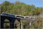 Centovalli-Express auf dem Rio Graglia Viadukt bei Trontano.