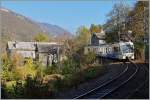 Vor der Kulisse von Verigo zeigt sich der sechste Zug des Tages: Der FART Centovalli-Express D 48 CEX auf der Fahrt von Locarno nach Domodossoala.