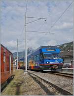 Der CEV Be 2/6 7004  Montreux  zeigt sich als MIB Be 2/6 N° 13 in einem wunderschönen, einladenden blauen Farbkleid am Bahnsteig in Meiringen, einer der wohl ungeschicktesten Fotostellen die