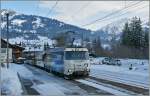 Die MOB Ge 4/4 erreicht mit dem  Schnellzug 3123 Zweisimmen - Montreux Saanen.