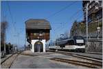 Der Regionalzug 2224 von Montreux nach Zweisimmen kurz vor der Weiterfahrt nach dem Kreuzungshalt in Chamby.