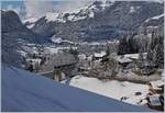 Auch wenn man den Zug etwas suchen muss, freue ich mich, endlich eine Fotostelle gefunden zu haben, welche es erlaubt, den Viadukt bei Gstaad fotografieren zu können, wobei - wie später