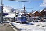 Die MOB Ge 4/4 8001 wartet mit ihrem GPX GoldenPass Express 4065 von Interlaken nach Montreux in Zweisimmen auf die Weiterfahrt.