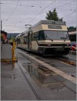 Der CEV GTW Be 2/6 7001  Vevey  und sein Spiegelbild in Blonay.