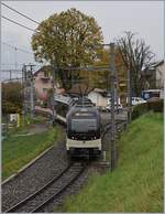 Erneut ist der mächtige Baum im Blickfeld des Bildes, als der CEV MVR SURF GTW ABeh 2/6 7503 vor dem Umbau des Bahnhofs St-Légier Gare erreicht.